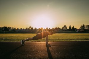 Trening kalisteniczny na boisku