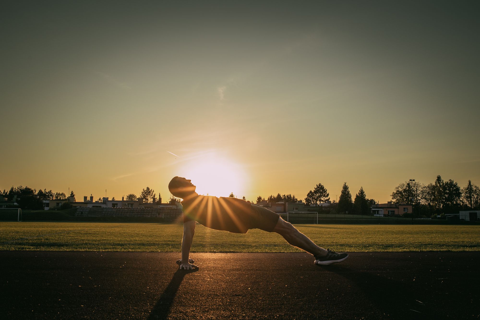Rytm dobowy i trening: czy ćwiczenie wieczorem psuje Twój sen, a poranny trening to mit?
